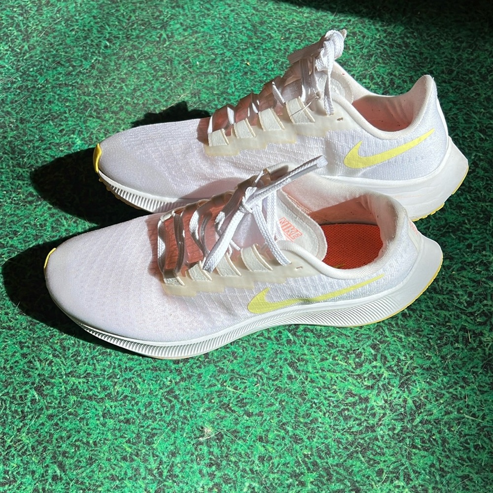 Nike Women’s Air Zoom Pegasus 37 white size 9 1/2m